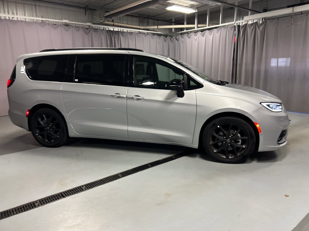 Used 2026 Chrysler Pacifica Select w/ S Appearance Package FWD image 8