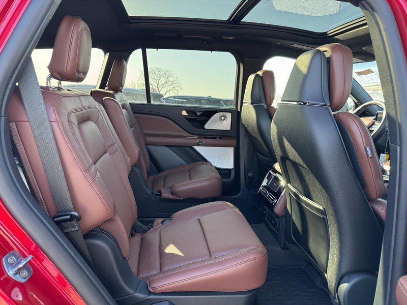 Used 2025 Lincoln Aviator Reserve w/ Equipment Group 201A AWD/4WD image 13