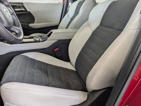 Used 2025 Mitsubishi Outlander SE FWD image 16