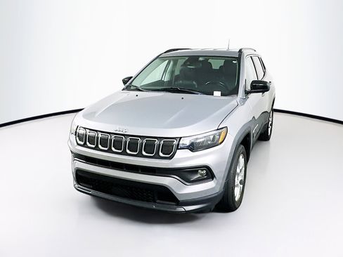 Used 2022 Jeep Compass Latitude image 3