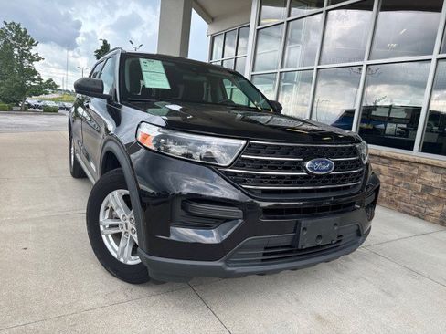 Used 2021 Ford Explorer XLT AWD/4WD image 2