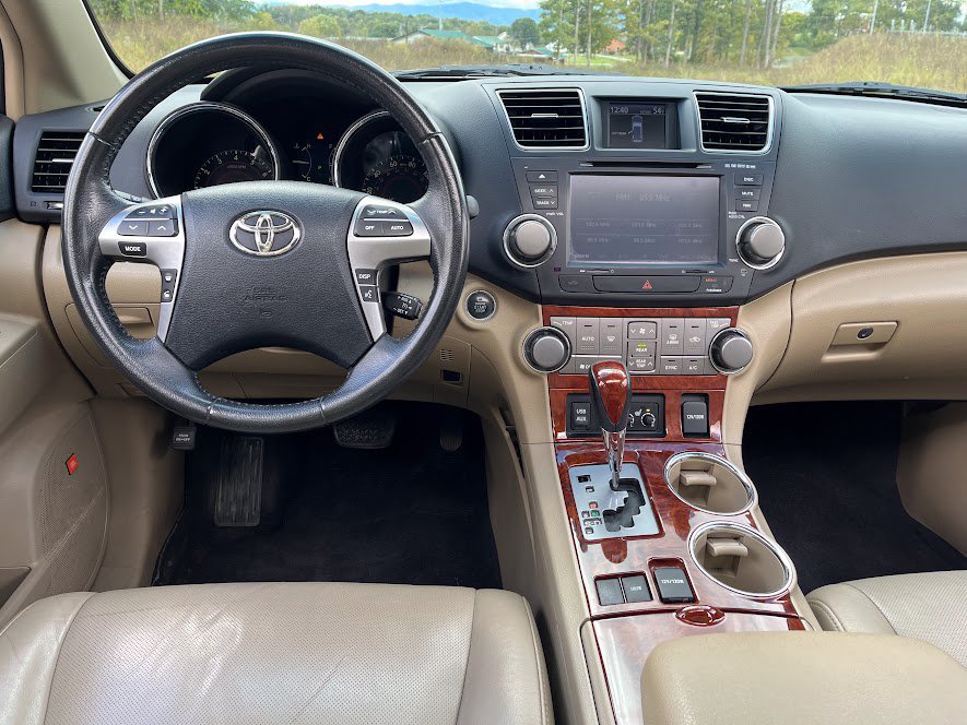 Used 2011 Toyota Highlander Limited w/ Tow Pkg FWD image 21