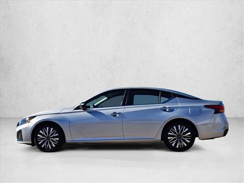 Used 2024 Nissan Altima 2.5 SV image 9