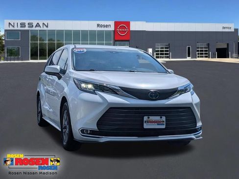 Used 2023 Toyota Sienna XLE FWD image 1