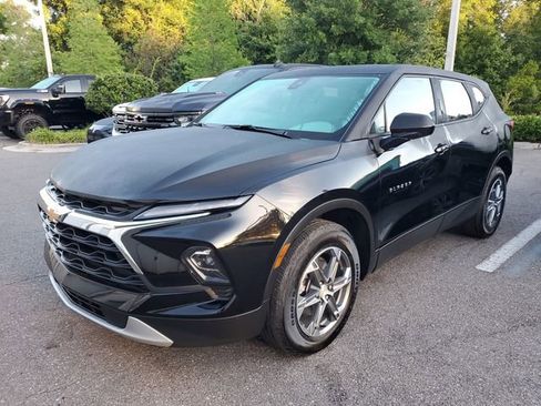 Used 2025 Chevrolet Blazer LT FWD image 2