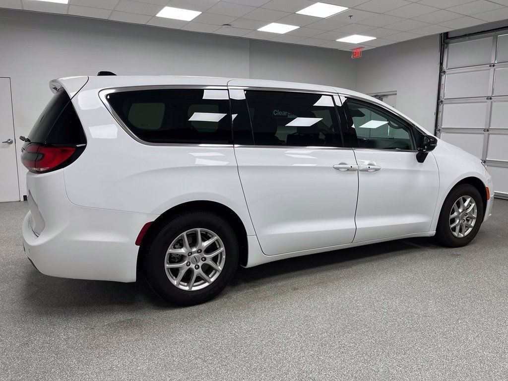 Used 2024 Chrysler Pacifica Touring-L FWD image 11