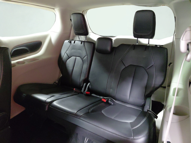 Used 2024 Chrysler Pacifica Touring-L FWD image 22