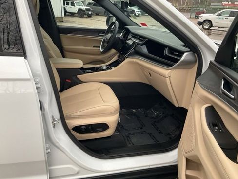 Used 2023 Jeep Grand Cherokee L Limited w/ Luxury Tech Group II AWD/4WD image 26