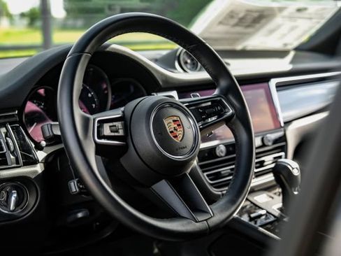 Used 2025 Porsche Macan AWD/4WD image 19