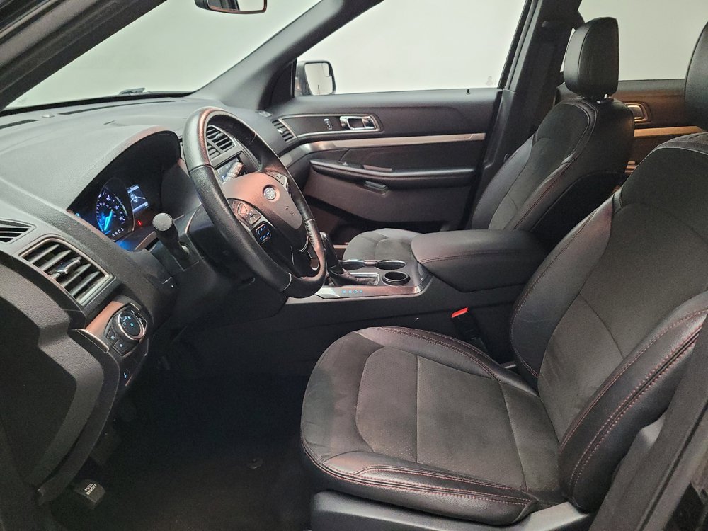 Used 2018 Ford Explorer XLT w/ Equipment Group 202A FWD image 17