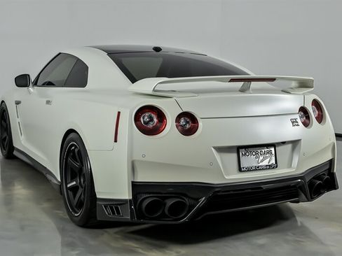 Used 2017 Nissan GT-R Premium AWD/4WD image 10