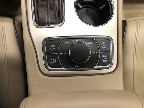 Used 2017 Jeep Grand Cherokee Overland w/ Jeep Active Safety Group image 20