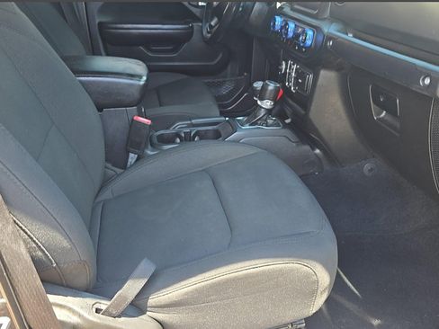 Used 2021 Jeep Gladiator Sport AWD/4WD image 9