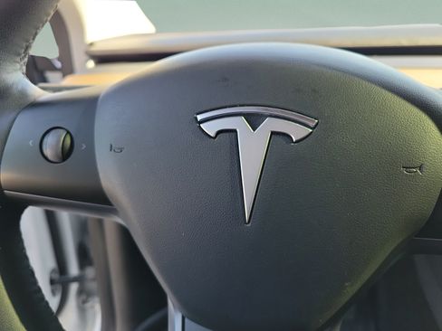 Used 2021 Tesla Model Y Long Range AWD/4WD image 22
