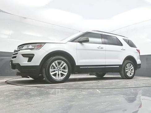 Used 2018 Ford Explorer XLT image 29