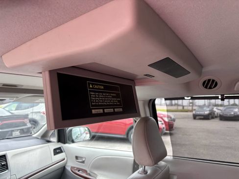 Used 2011 Toyota Sienna XLE image 38