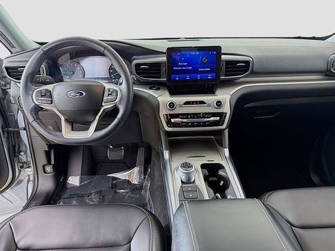 Used 2022 Ford Explorer XLT w/ Equipment Group 202A AWD/4WD image 25
