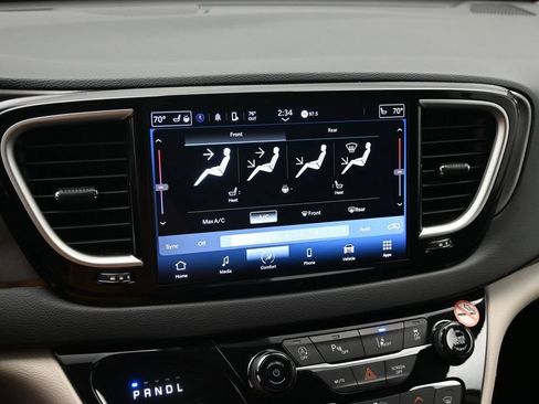 Used 2023 Chrysler Pacifica Touring-L FWD image 16