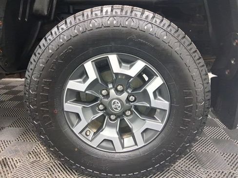 Used 2017 Toyota Tacoma TRD Off-Road w/ Tow Package (A/T) AWD/4WD image 9