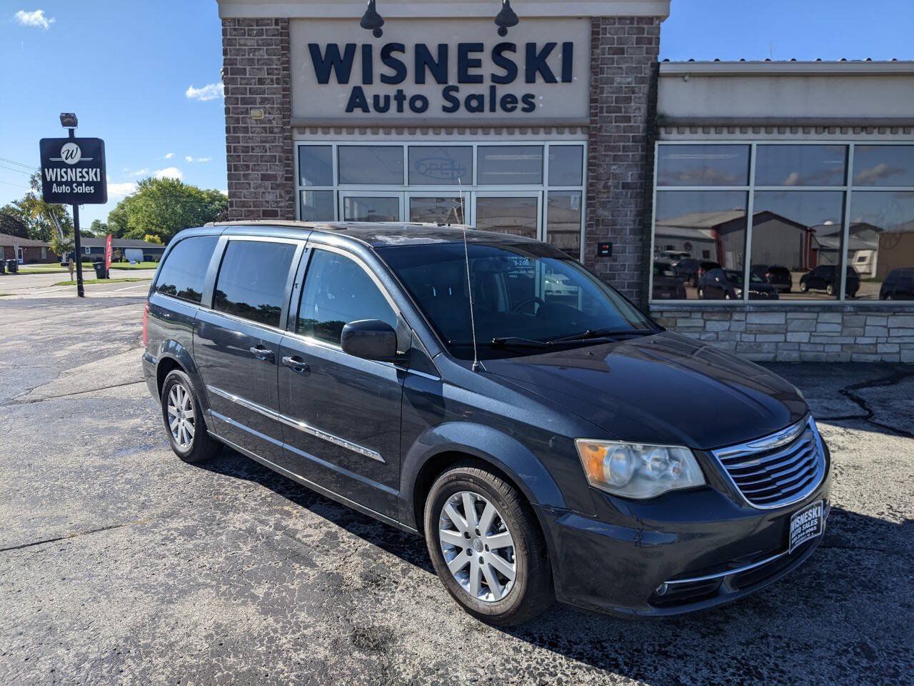 Used 2014 Chrysler Town & Country Touring FWD image 1