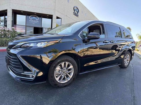 Used 2024 Toyota Sienna XLE FWD image 14