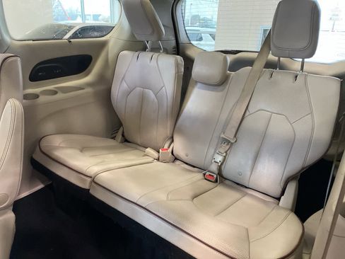 Used 2020 Chrysler Pacifica Limited image 30