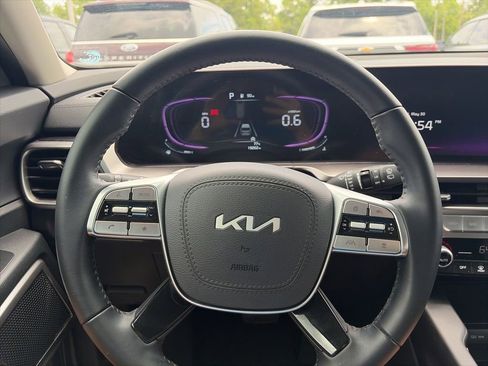Used 2025 Kia Telluride LX FWD image 16