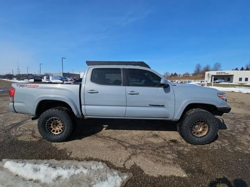 Used 2018 Toyota Tacoma TRD Sport image 2