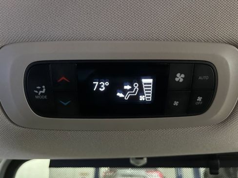 Used 2024 Chrysler Pacifica Touring-L image 38