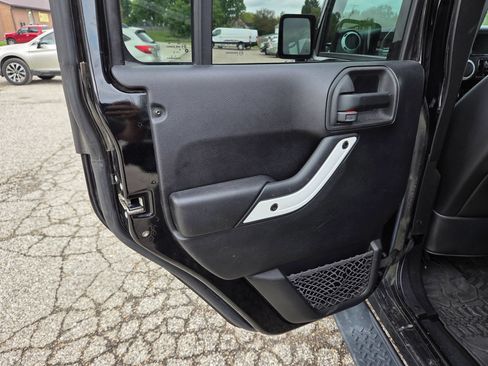 Used 2015 Jeep Wrangler Unlimited Sahara w/ Quick Order Package 24X AWD/4WD image 19