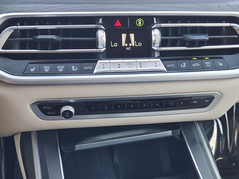 Used 2022 BMW X7 xDrive40i w/ M Sport Package AWD/4WD image 18