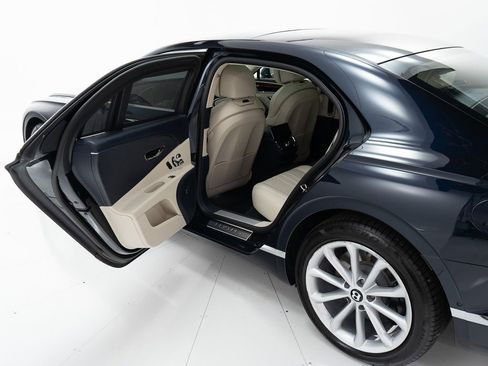 Used 2024 Bentley Flying Spur Plug-In Hybrid image 18