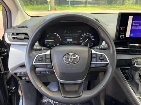 Used 2025 Toyota Sienna XLE FWD image 29