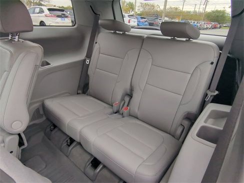 Used 2022 GMC Acadia SLT w/ Preferred Package image 15