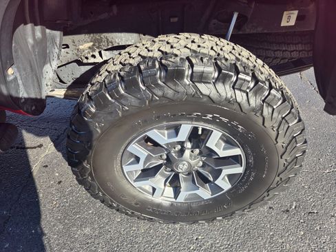 Used 2017 Toyota Tacoma TRD Off-Road w/ Tow Package (A/T) AWD/4WD image 19