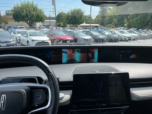 Used 2024 Lincoln Nautilus Reserve image 17