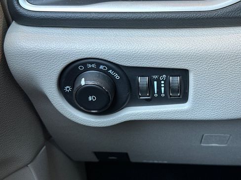 Used 2023 Chrysler Pacifica Touring-L FWD image 31