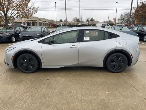 New 2026 Toyota Prius SE image 2