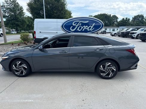 Used 2024 Hyundai Elantra SEL w/ Convenience Package FWD image 3
