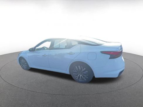 Used 2025 Nissan Altima 2.5 SV image 10