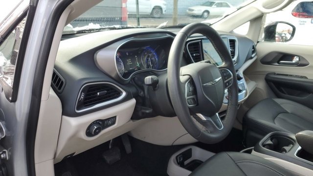 Used 2024 Chrysler Pacifica Touring-L FWD image 8