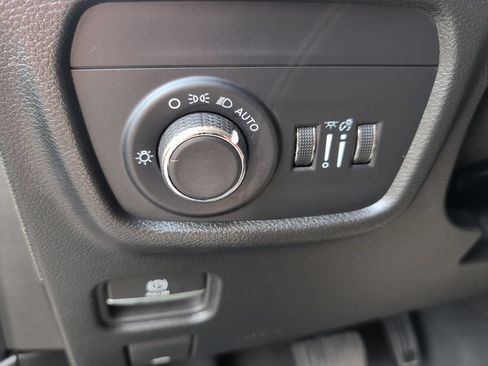 Used 2025 Jeep Grand Cherokee Altitude AWD/4WD image 12