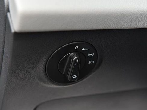 Used 2023 Volkswagen Taos SE w/ Panoramic Sunroof Package image 11