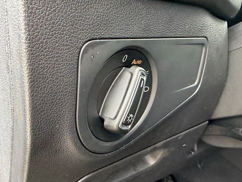 Used 2018 Volkswagen Tiguan SE w/ Panoramic Sunroof Package image 27