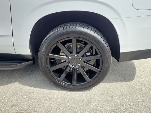 Used 2023 Chevrolet Suburban LT RWD image 30