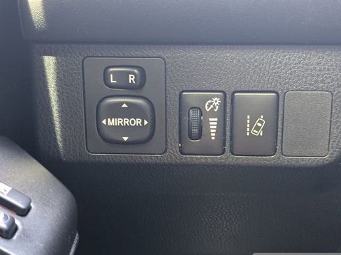 Used 2018 Toyota RAV4 LE FWD image 24
