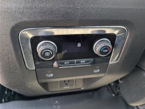 Used 2024 Chevrolet Suburban Z71 image 17