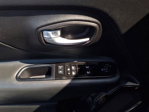 Used 2020 Jeep Renegade Altitude FWD image 18