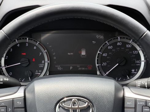 Used 2025 Toyota Highlander LE FWD image 16