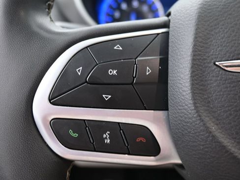 Used 2023 Chrysler Pacifica Touring-L FWD image 24